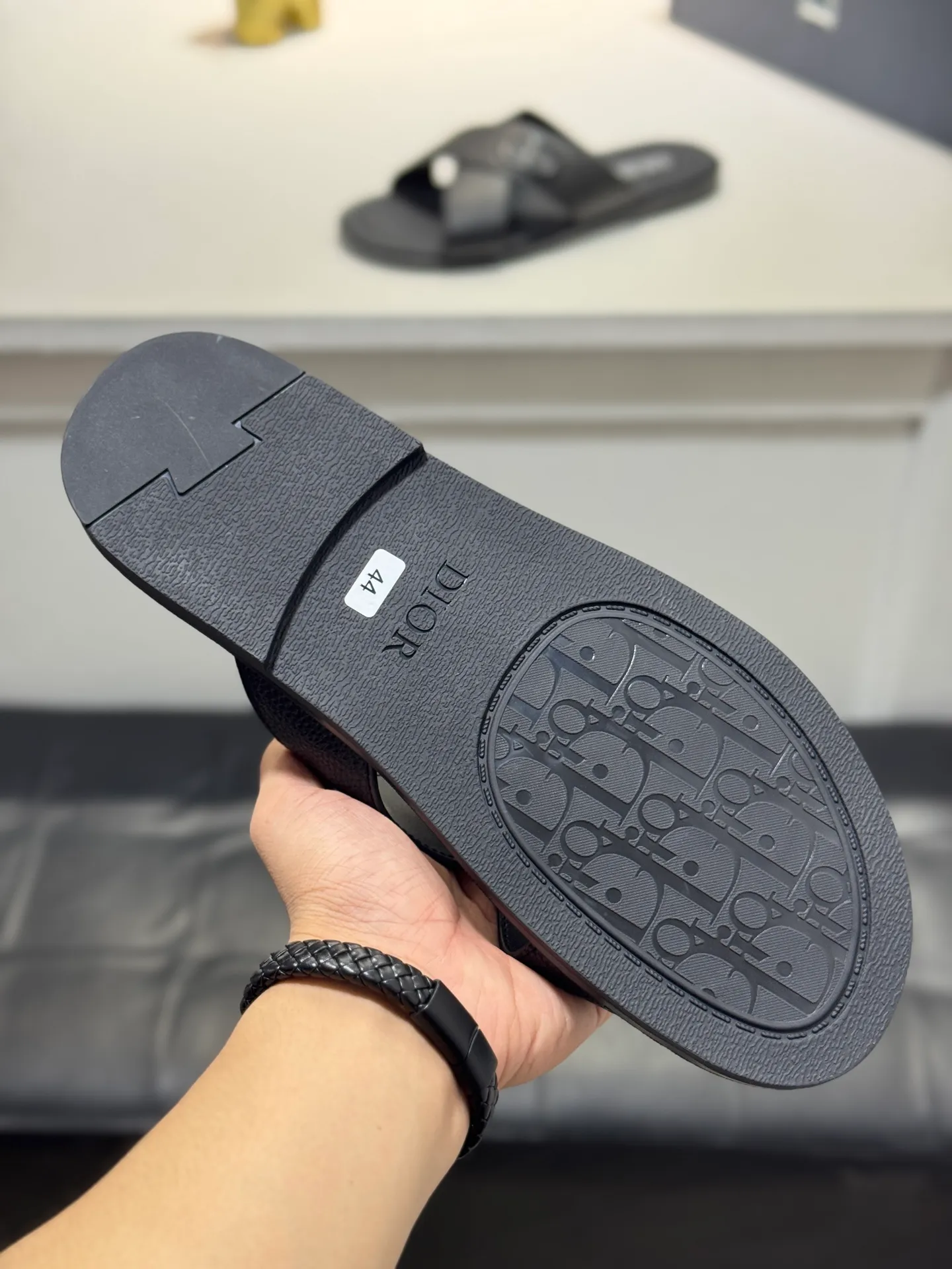 Men's men's shoes 💰320 [New style] 🦇🦇𝐂𝐡𝐫𝐢𝐬𝐭𝐢𝐚𝐧 𝐃𝐢𝐨𝐫 Dior slippers - the latest hot sandals, classic sandals, original replicas, super durable and versatile, cowhide leather with hardware accessories, very comfortable on the feet Look slim and white. Original molded outsole size: 38-44 (.45. Customized